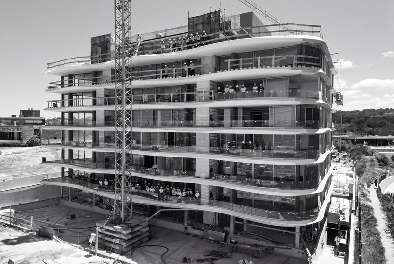 La fachada con el equipo de obra — Avance de obra por Masstudio, Punta del Este (Océano Brava)